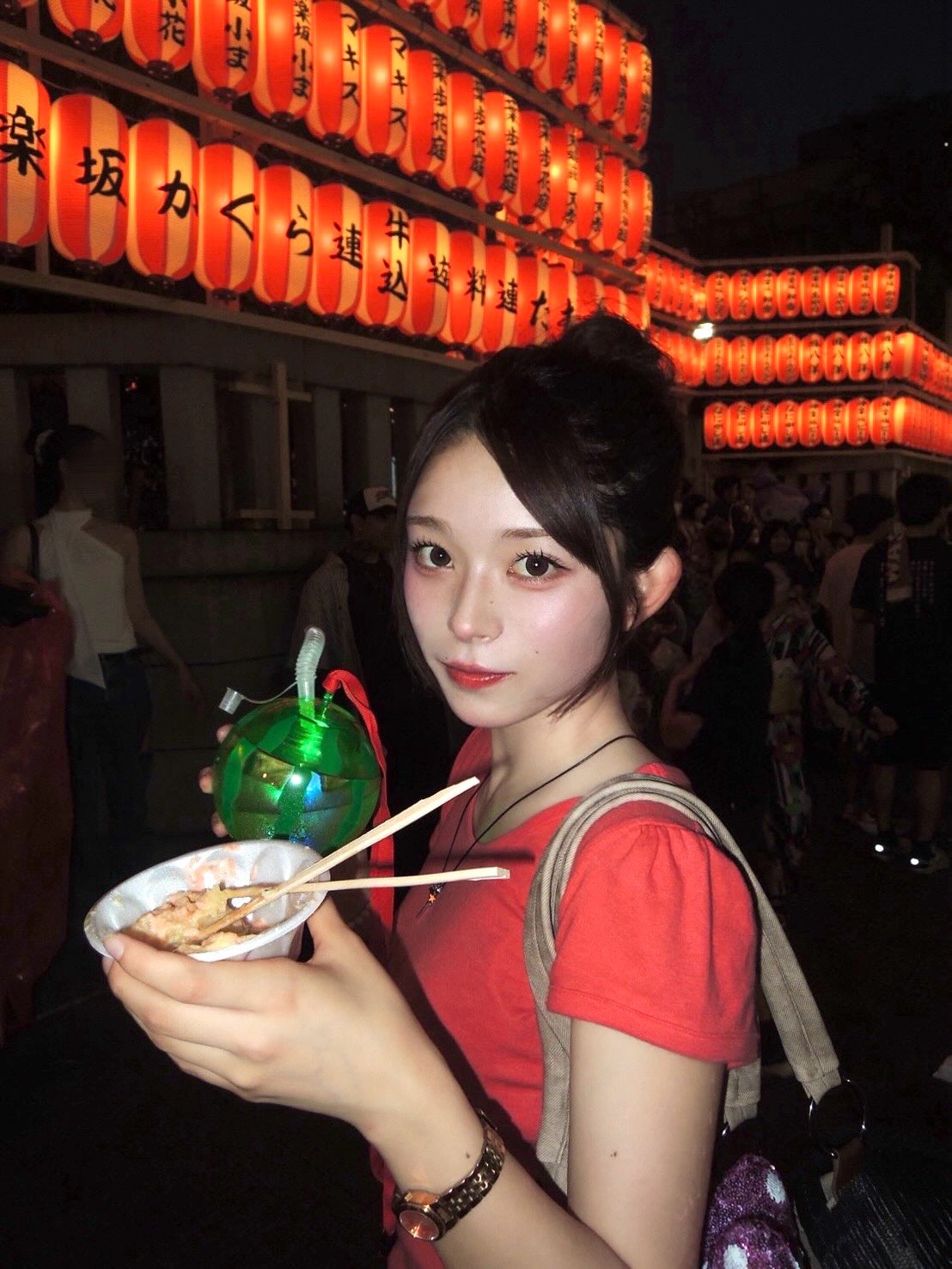 紗和さんの公式Instagram投稿写真。夏祭りでの一枚