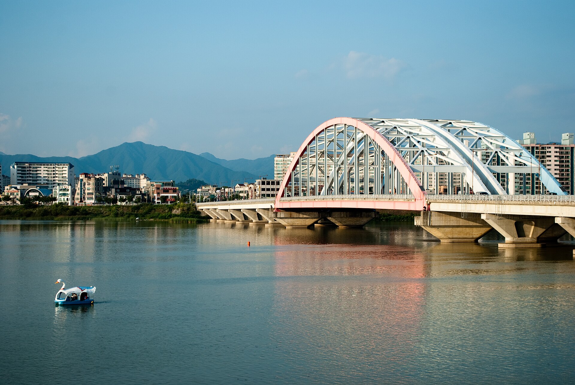 春川の湖畔と橋